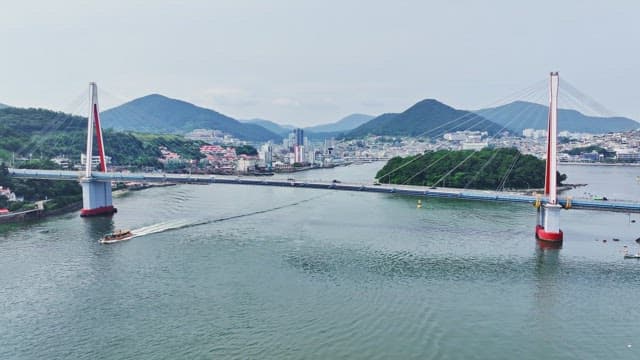 도시 풍경과 강 위의 다리