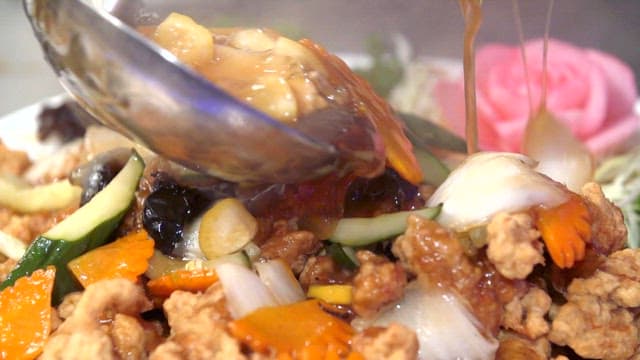 고기튀김 위에 부어지는 탕수 소스