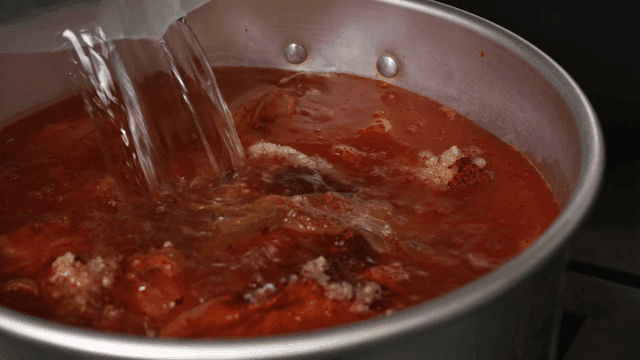 Kimchi stew with plenty of broth poured into pot