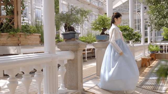 온실에서 걷고 있는 한복을 입은 여성