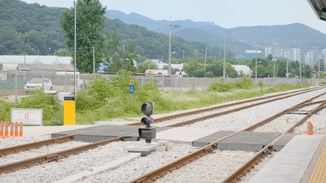 산을 배경으로 한 철도 선로