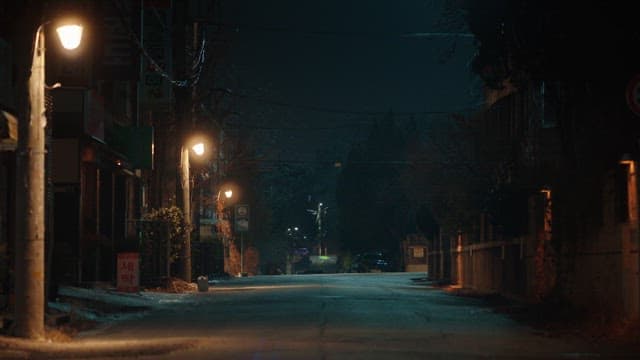 저녁의 조용한 교외 버스 정류장