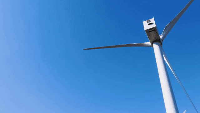 맑은 하늘을 배경으로 한 풍력 터빈