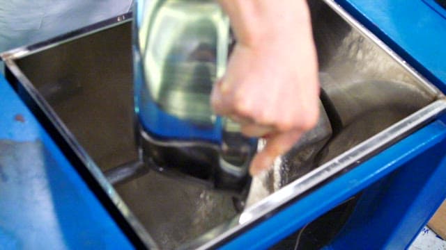 파란 용기에서 재료를 섞는 모습