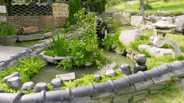 물레방아와 연못이 있는 전통 정원