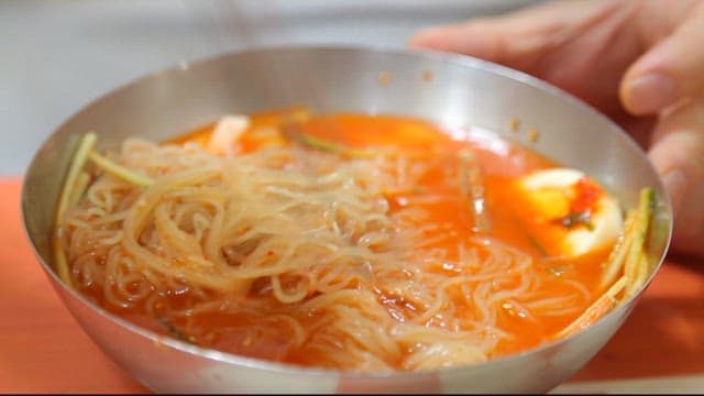 Stirring wheat noodles with chopsticks