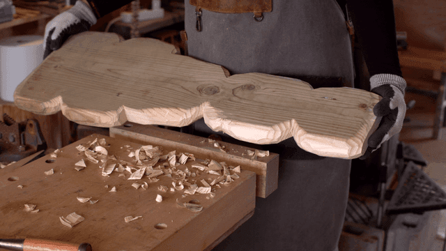 작업실에서 나무 조각