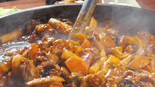 매콤하게 다양한 채소들과 볶아지는 닭갈비