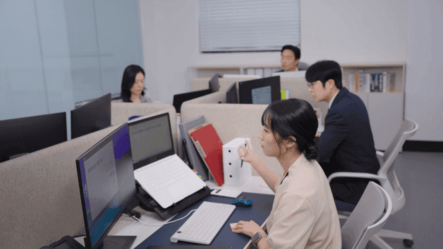 업무에 집중하는 사무실 직원들
