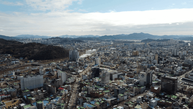 가운대 대로가 펼쳐진 광활한 도시 풍경