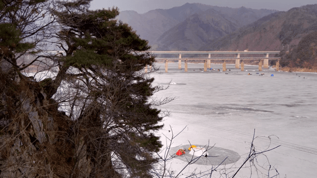 텐트가 보이는 얼어붙은 호수