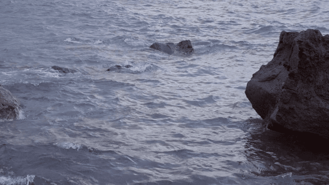 잔잔한 파도가 있는 바위 해안