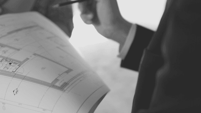 건축 도면을 검토하는 사람