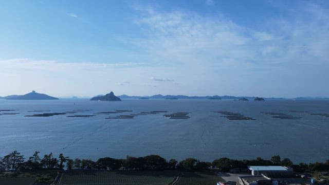 양식장과 농경지가 있는 해안 풍경