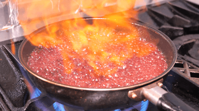 스토브 위 팬에서 치솟는 불길
