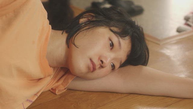 방바닥에 누워 땀을 흘리는 여자