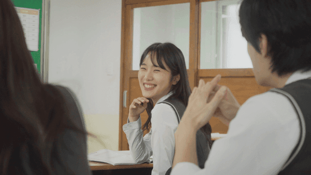 교실에서 웃으며 잡담하는 학생들