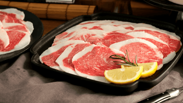 Thinly sliced ​​beef slices on plate