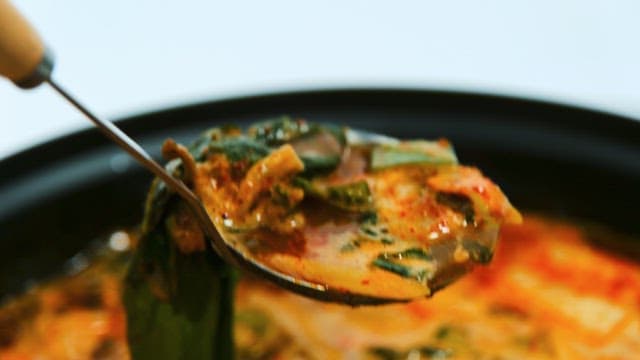 냄비에 담긴 매운 전통 한국 찌개