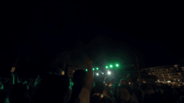 군중이 있는 야외 콘서트