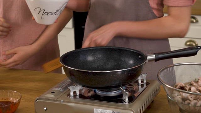 팬에서 신선한 요리 재료 볶기