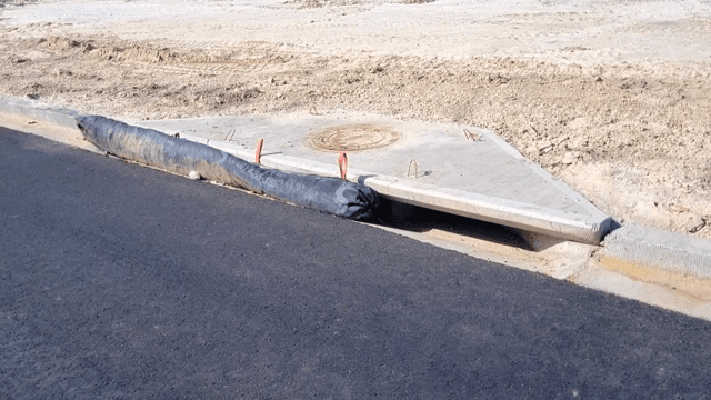 새로 포장된 도로와 배수 시스템