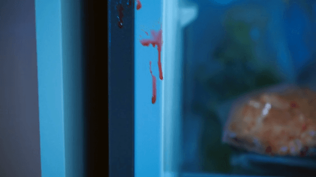 피 얼룩이 묻어 있는 냉장고 안