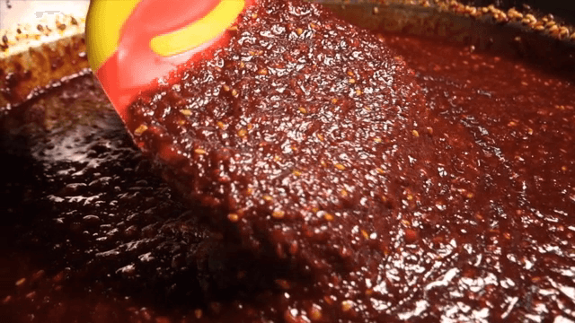 주걱으로 저어지는 고추장