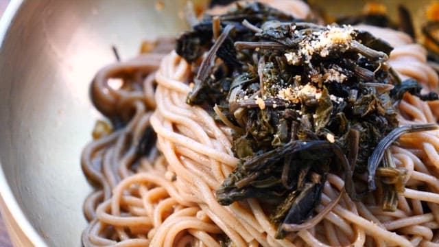 고명이 올라간 들기름 막국수