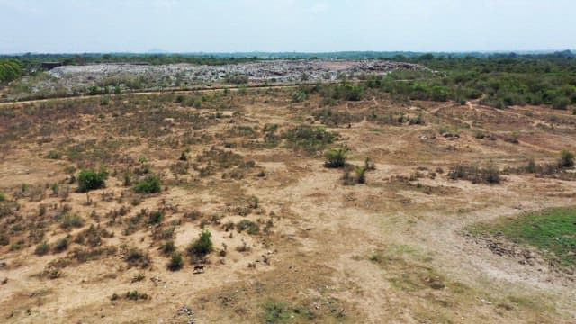 광활한 황야에 펼쳐진 쓰레기 매립지