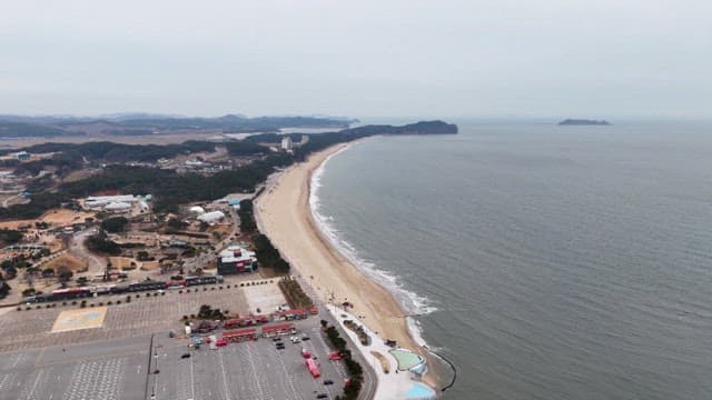 흐린 날 광활한 바다와 조용한 해안가