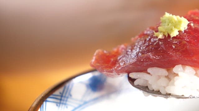 신선한 와사비가 올라간 참치 덮밥 한 숟가락