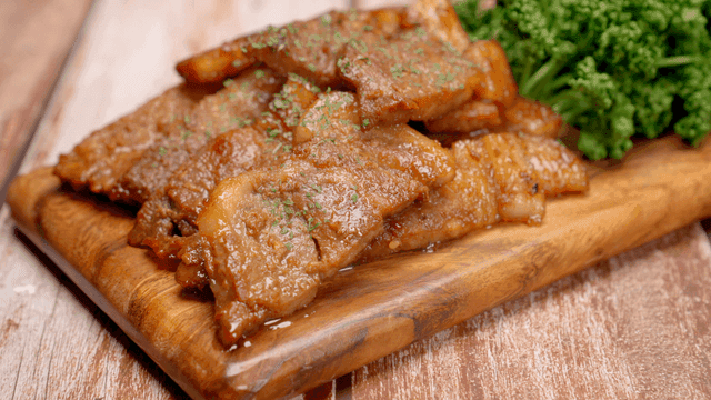 채소와 함께한 한국식 구운 양념갈비