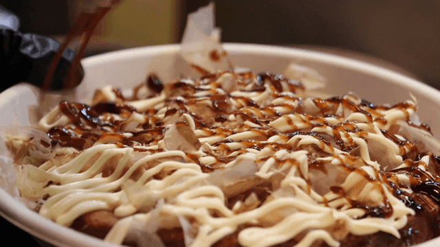 마요네즈와 데리야끼 소스를 얹은 오코노미야키