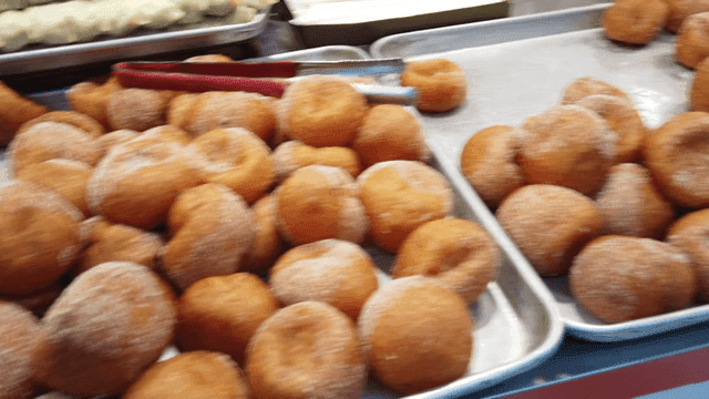 설탕이 묻은 갓 만든 도넛