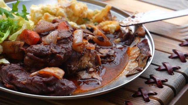 접시 위의 맛있는 고기 채소 볶음을 즐기는 식사 장면