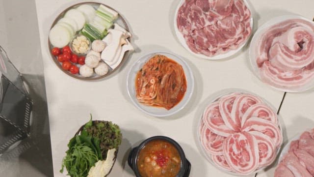 접시에 담긴 다양한 돼지고기 부위