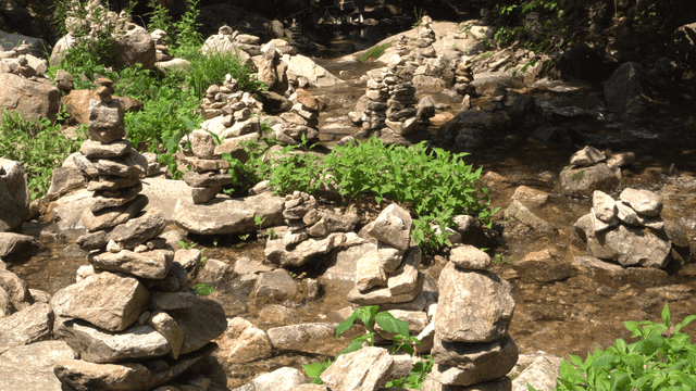 돌탑이 쌓여있는 계곡