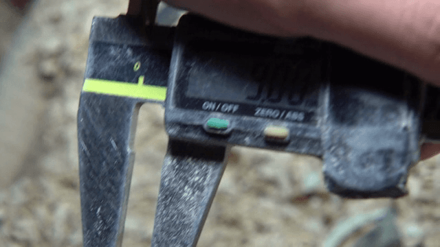 캘리퍼로 나무 물체 측정