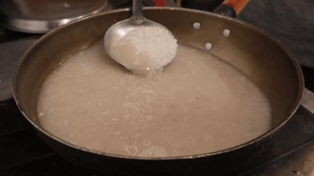 냄비에서 저어지는 쌀죽