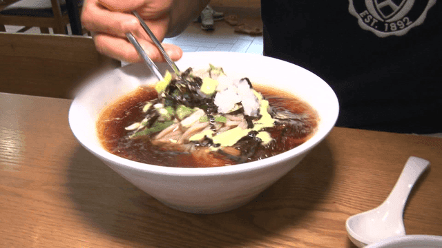 소바에 겨자를 뿌리는 사람