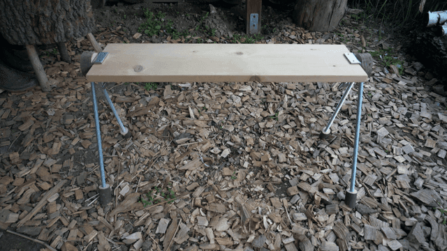 나무 목공 조각들 위에 놓인 수제 나무 벤치