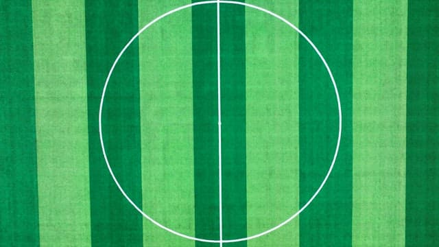 인공잔디가 깔린 축구장의 텅 빈 모습