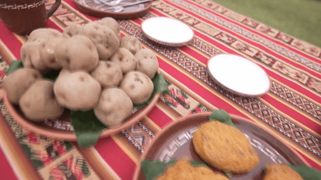 알록달록한 식탁보 위의 감자와 토르띠아