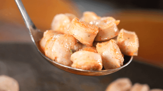 뜨거운 부대볶음 소시지를 퍼낸 국자