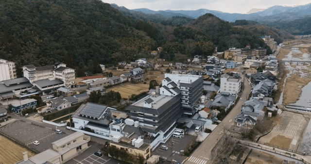 산속에 자리 잡은 작은 마을