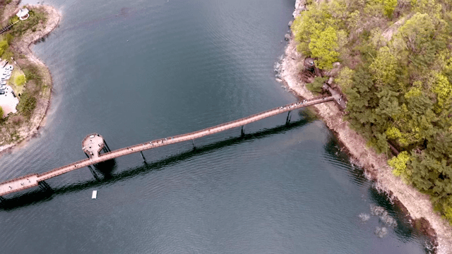고요한 호수를 가로지르는 경치 좋은 다리