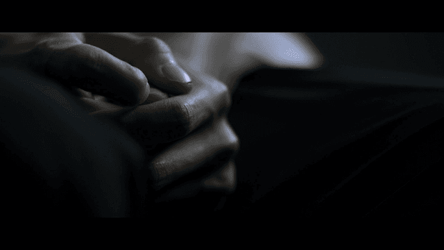 무릎 사이에 모아진 초조한 손