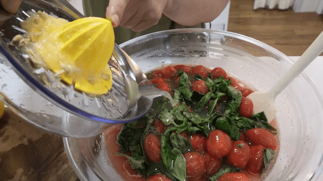 샐러드 위에 레몬즙을 짜는 모습