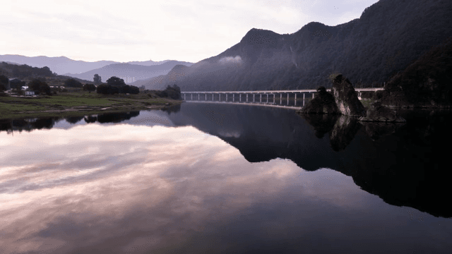 산을 배경으로 한 고요한 호수
